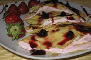Clatite umplute cu crema de capsuni