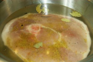 Jambon de porc la cuptor cu cartofi noi