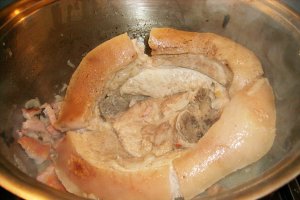 Jambon de porc la cuptor cu cartofi noi