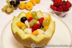 Salata de fructe in bol de pepene