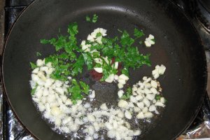 "Mlukhieh"-Supa de iuta cu pui-specific tarilor arabe