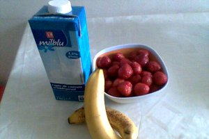 Lapte cu banane si capsuni