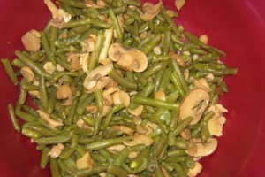 Salată de fasole verde cu ciuperci şi pastramă