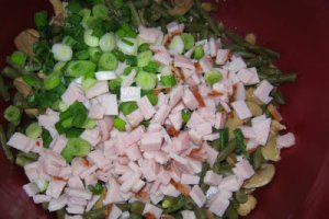 Salată de fasole verde cu ciuperci şi pastramă