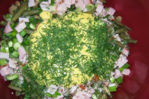 Salată de fasole verde cu ciuperci şi pastramă