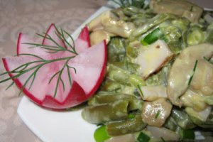 Salată de fasole verde cu ciuperci şi pastramă