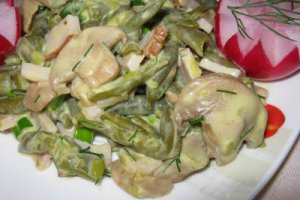 Salată de fasole verde cu ciuperci şi pastramă