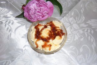 Inghetata lapte de pasare cu dulceata de salcam