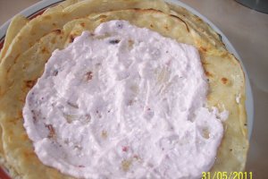 Clatite umplute cu crema de urda si capsuni