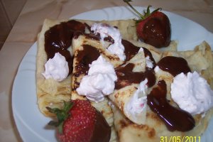 Clatite umplute cu crema de urda si capsuni