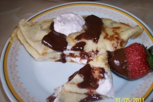Clatite umplute cu crema de urda si capsuni