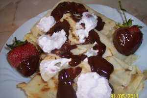 Clatite umplute cu crema de urda si capsuni