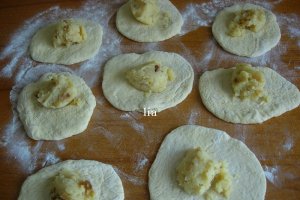 Placinte ardelenesti, umplute cu cartofi copti si aroma de ceapa