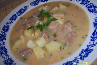 Mancare de cartofi noi cu carne de porc