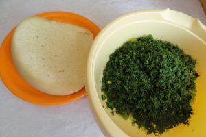 Placinta taraneasca cu cas de oaie,marar si ceapa verde