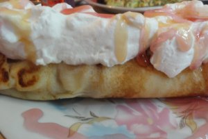 Clatite cu inghetata,frisca si sirop de fructe