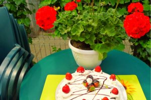 Tarta cu frisca si capsuni