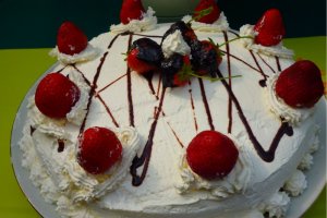 Tarta cu frisca si capsuni