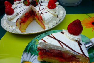 Tarta cu frisca si capsuni