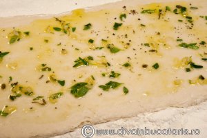 Paine cu usturoi, verdeturi si parmezan