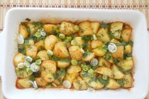 Cartofi noi cu ceapa verde si marar