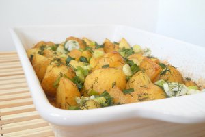 Cartofi noi cu ceapa verde si marar