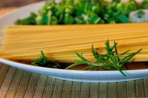 Spaghettini cu sos simplu şi ierburi aromatice
