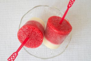 Popsicles - inghetata pe  bat cu capsuni si iaurt