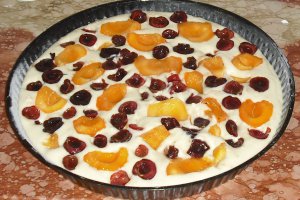 Tarta pufoasa cu cirese si caise(din albusuri)