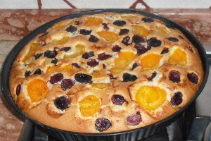 Tarta pufoasa cu cirese si caise(din albusuri)