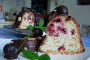 Chec alb cu cirese, invelit in ciocolata