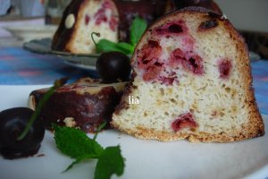 Chec alb cu cirese, invelit in ciocolata