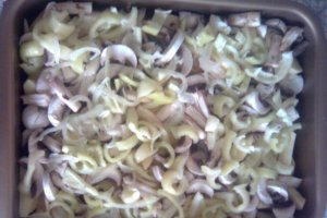 Muşchiuleţ afumat de porc cu cartofi şi ciuperci la cuptor