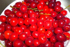 Deliciu de vara cu capsuni si visine