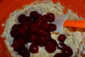 Deliciu de vara cu capsuni si visine