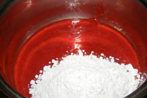 Tort cu crema de iaurt si jeleu de capsuni