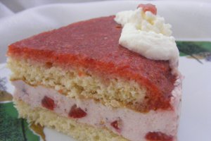 Tort cu crema de iaurt si jeleu de capsuni