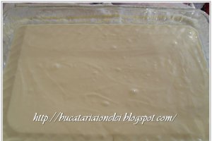 Reteta delicioasa de prajitura turnata cu branza si stafide