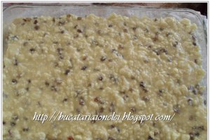 Reteta delicioasa de prajitura turnata cu branza si stafide