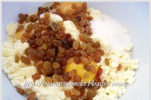 Reteta delicioasa de prajitura turnata cu branza si stafide