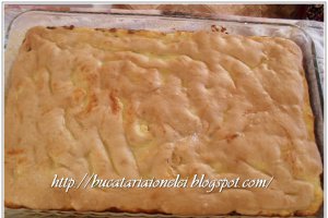 Reteta delicioasa de prajitura turnata cu branza si stafide