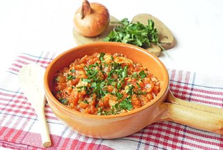Piept de pui in sos de ceapa si rosii