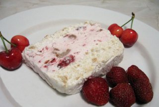 Parfait cu căpşuni şi cireşe