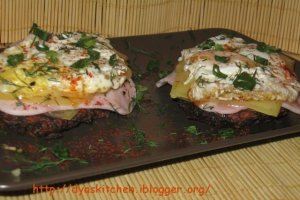 Sandwich cu oua si cartofi