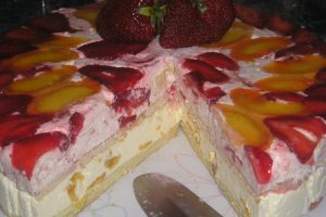 Tort Diplomat cu capsuni si piersici