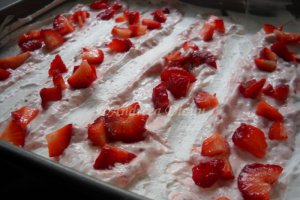 Prajitura cu crema de capsuni si iaurt