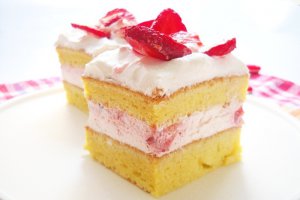 Prajitura cu crema de capsuni si iaurt
