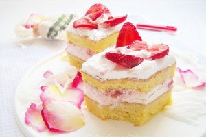Prajitura cu crema de capsuni si iaurt
