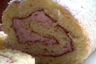 Rulada cu crema de capsuni