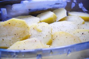 Cartofi gratinati, o reteta gustoasa si spornica